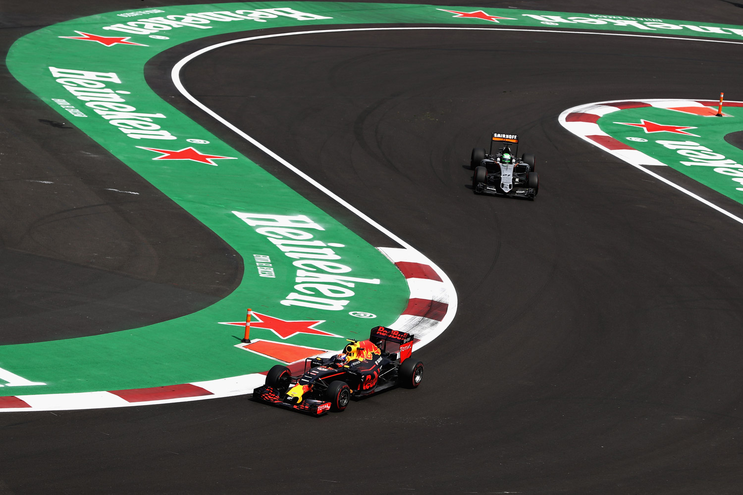 F1: Hamilton lazán nyert, Verstappen szemét volt 9