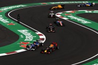 F1: Hamilton lazán nyert, Verstappen szemét volt 20