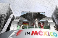 F1: Hamilton lazán nyert, Verstappen szemét volt 17