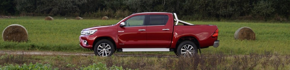 Toyota HiLux, ami tényleg Lux: automatával, bőrrel, navival