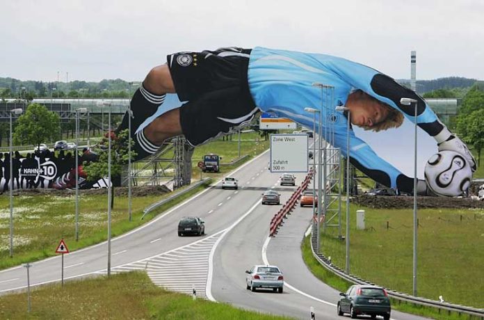 Óriásplakát még soha nem volt ennyire veszélyes 6 MUNICH, GERMANY - MAY 28: A giant poster of German National Goalkeeper Oliver Kahn is unveiled at the Munich Airport on May 27, 2006 in Munich, Germany. The 65 meter long poster is part of an adidas campagne and will be installed for the duration of the Worls Cup 2006. (Photo by Sandra Behne/Bongarts/Getty Images)