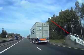 Megtorlóba ment át a kamionos, árokba lökte az autóst