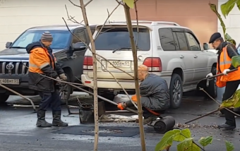 Tragikusan vicces orosz útjavítás, emberi úthengerrel