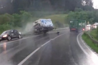Horrorbalesetet hozott az esőben csúszó kamion