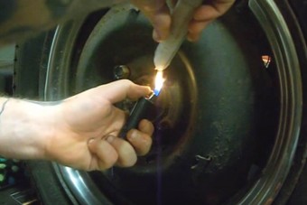 Zseniális trükk csavarlazításhoz gyertyával és gyújtóval