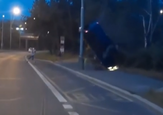 Íme, egy újabb brutálisat bukó autós, aki bizonyítja, hogy a hülyeség határtalan