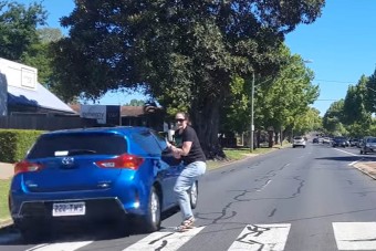 Egy dudálás mentette meg a nő életét