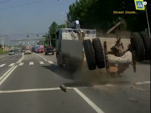 Sokkoló videó: menet közben szakadt ki a teherautó tengelye