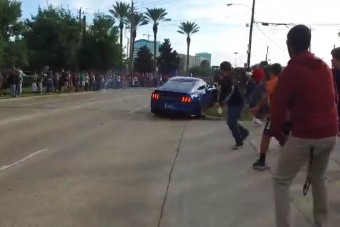 Már minden nap összetörnek egy Mustangot?