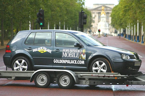 Novemberben frissül a VW Golf 4 A Golf nem luxusautó, ezért ritka szereplője árveréseknek. 2005-ben mégis kalapács alá került, és 189 ezer euróért cserélt gazdát egy Golf V-ös. Miért? Mert eredeti tulajdonosa Joseph Aloisius Ratzinger volt, akit legtöbben csak úgy ismerünk: XVI. Benedek pápa. Az autót egy online kaszinó vette meg.