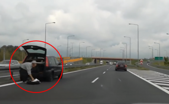 Lerobbant autóval megállni a belső sávban?