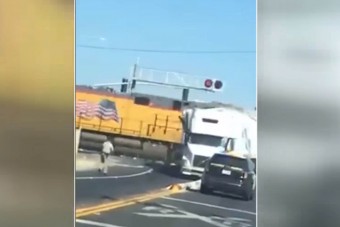 Sínen ragadt a kamion, vonat szakította ketté