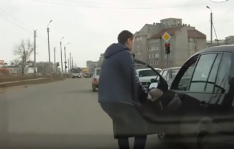 Hősies srác tépte ki autójából a részeg sofőrt