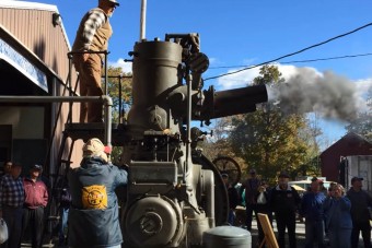 Békésen pöffentve indul be a hatalmas, ősöreg dízel