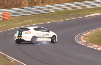 Ez a Renault mutatja, hogy a drifthez nem hátsókerékhajtás kell, hanem mázsányi mogyorók