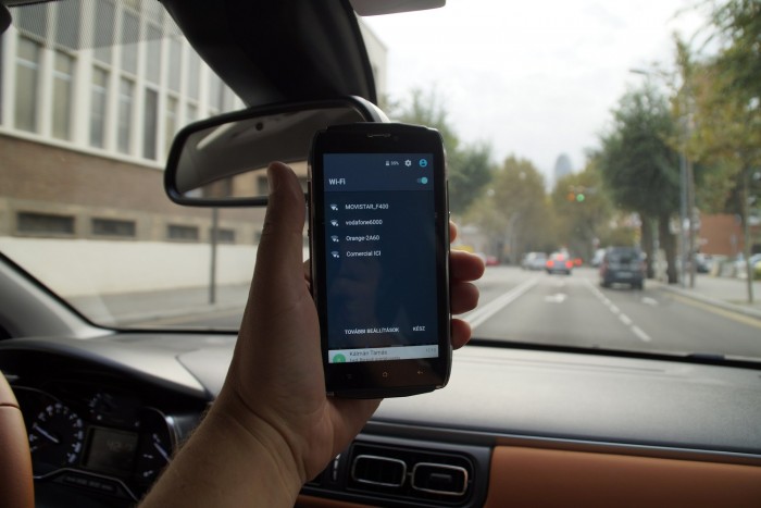 Az új C3-mal ismét magára talált a Citroën 9 Azért néha vannak bajok: iPhone-t és Windows Mobilet nem sikerült csatlakoztatni a wifis kamerához, az én Androidom pedig hol látta a kamerát a wifi-menü szerint, hol nem. Most épp nem