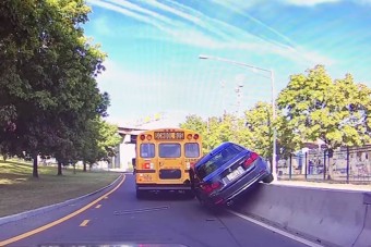 Egyszerre szidják és védik ezt a balesetező BMW-st, a videóból kiderül, miért