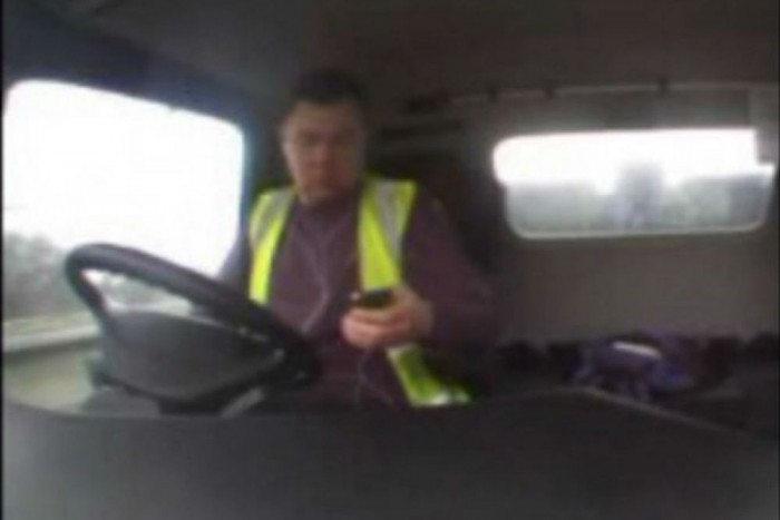 Autópályán SMS-ezett, tömegkarambolt okozott