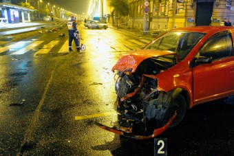 Autók ütköztek, gyalogos halt meg Budapesten