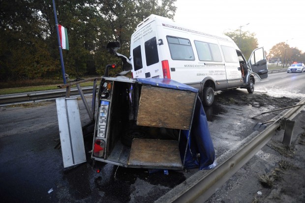 Súlyos fotókon a reggeli budapesti tömegbaleset 4 Budapest, 2016. október 23. Sérült mikrobusz és utánfutó a Ferihegyi Repülőtérre vezető úton, ahol négy jármű ütközött 2016. október 23-án. A balesetben nyolcan megsérültek, egyikük életveszélyesen. MTI Fotó: Mihádák Zoltán