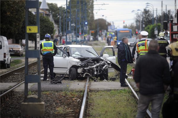 Suzukit csapott szét a villamos Budapesten 1 | Vezess Download (1)