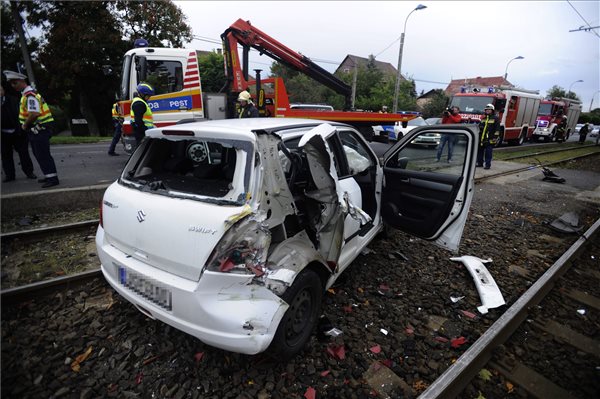 Suzukit csapott szét a villamos Budapesten 2 | Vezess Download