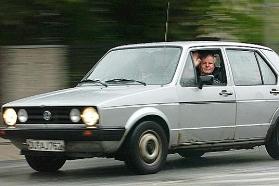 Novemberben frissül a VW Golf 5 Meddig megy el a Golf? Ha vigyáznak rá, és főleg nem adják el, akár egymillió kilométert is. Egy Hans-Dieter Gehlen nevű német pasas 1983-as gyártású, tehát első szériás Golfja 2003 februárjában, húszévesen hivatalosan túlfordult a 999 999 kilométeren. 70 lóerős benzinmotorja soha nem lépett túl a 3000/perc fordulatszámon, a most 70 éves bácsi 110-nél egyszer sem ment gyorsabban autójával.