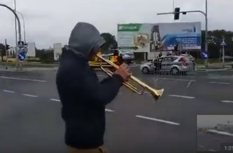 Gyászindulót fújtak az elszállított rendőrjárőnek