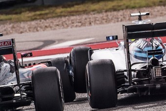 F1: Alonso lassú defektet kapott Massától