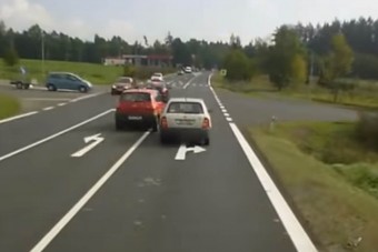 Piszok mázli, hogy ezt megúszta a szabálytalan autós