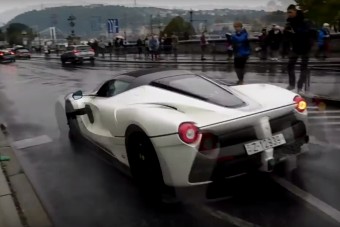 600 milliós Ferrari suhant a budapesti esőben