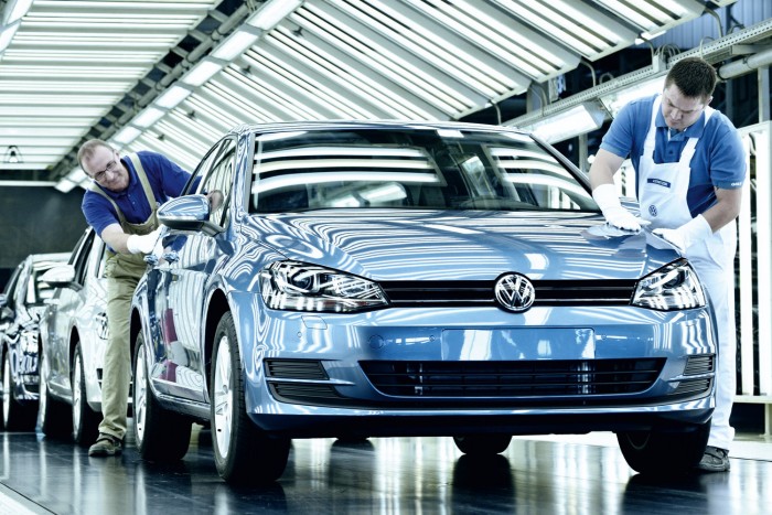 Novemberben frissül a VW Golf 3 Ugyanezt nézzük meg a gyárak szemszögéből is: naponta 2120 Golf készül bolygónkon, jelenleg négy ország (Brazília, Kína, Németország, Mexikó) öt üzemében.