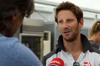 Nagy baleset történt az F1-pilóta orra előtt