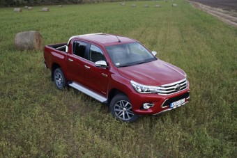 Toyota HiLux, ami tényleg Lux: automatával, bőrrel, navival
