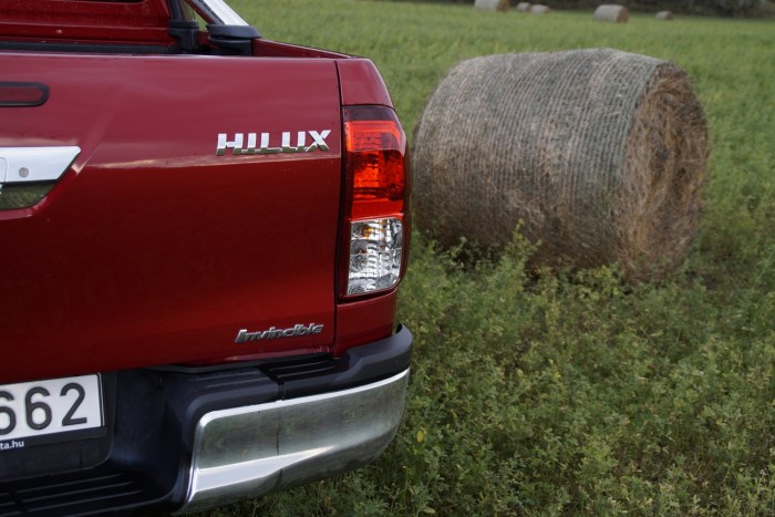 Toyota HiLux, ami tényleg Lux: automatával, bőrrel, navival 9 Az Invincible (Sebezhetetlen) extracsomag ára 185.600 forint