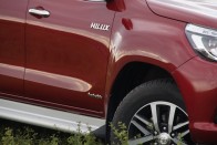 Toyota HiLux, ami tényleg Lux: automatával, bőrrel, navival 43