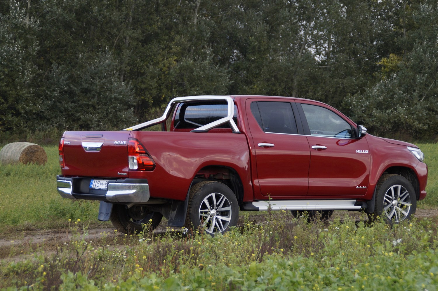 Toyota HiLux, ami tényleg Lux: automatával, bőrrel, navival 13