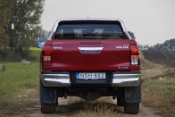 Toyota HiLux, ami tényleg Lux: automatával, bőrrel, navival 50