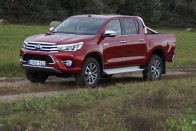 Toyota HiLux, ami tényleg Lux: automatával, bőrrel, navival 51