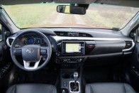 Toyota HiLux, ami tényleg Lux: automatával, bőrrel, navival 52