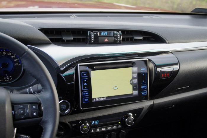 Toyota HiLux, ami tényleg Lux: automatával, bőrrel, navival 6 Az érintőképernyő alatt szerencsére megmaradt a klímakonzol,nem kell minduntalan menükben mászkálni, mint sok mode0nr autónál