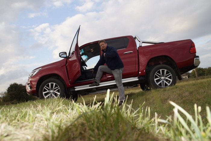 Toyota HiLux, ami tényleg Lux: automatával, bőrrel, navival 2 Hatalmas autó, az ember időnként rácsodálkozik, milyen pici hozzá képest