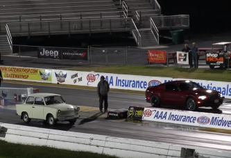 Magyar rendszámos Trabant Mustang ellen gyorsul Amerikában