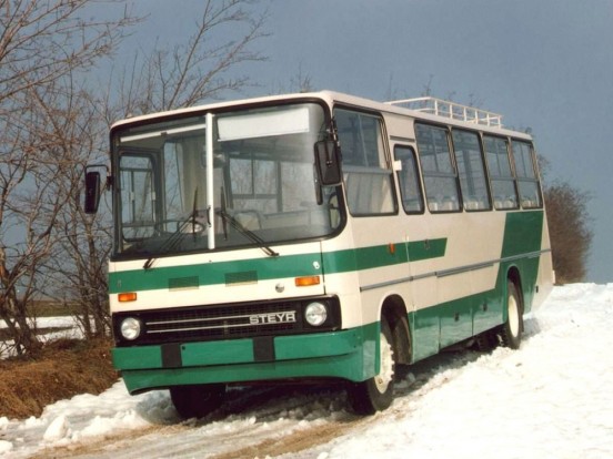 Nehéz terepviszonyokra tervezett Ikarusok 3 A Steyr-alvázra épített változat jobb kormányos és orrmotoros volt.