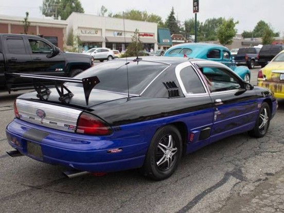 10 pusztító tuning-baleset, ami fájni fog a szemednek 8 Van itt minden, vasalódeszka szárny, krómok gazdagon, kamu levegőbeömlők, kétszínű fényezés. Igazi vizsgamunka!