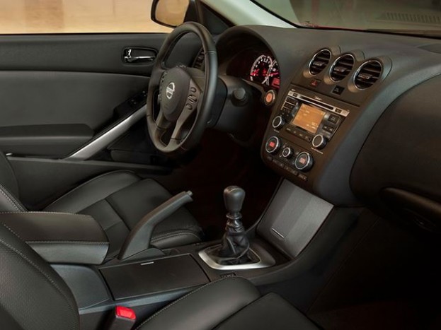 Szerencsétlen tolvaj autót akart lopni, de kéziváltós volt