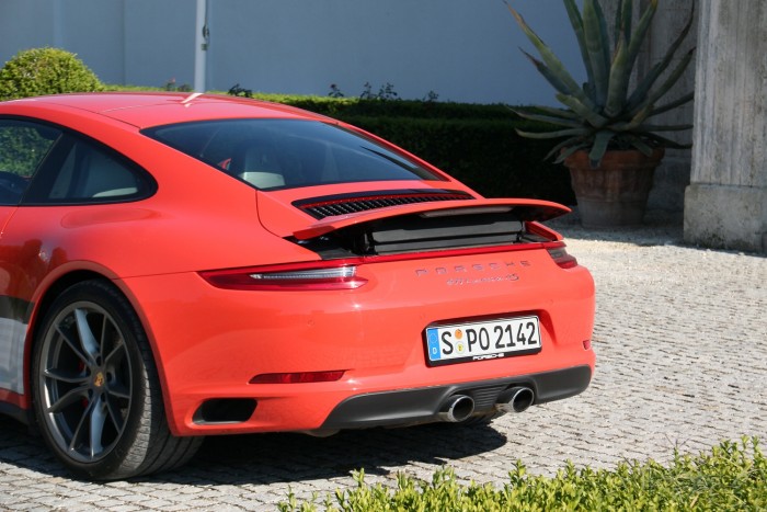 Ennél már csak a következő 911 lesz jobb 37 A szárnyat 120 km/órás sebességnél nyitja ki automatikusan és 80-nál húzza vissza