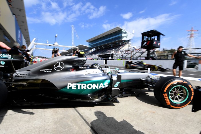 F1: Rosberg az élen, Alonso a falban