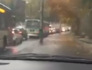 Jókat röhögve előztek járdán a bukaresti dugóban