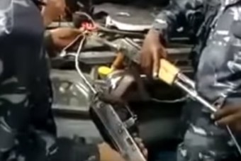 Kalasnyikovval indították be az autót, és ez nem vicc